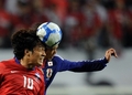 サッカー国際親善試合、韓国対日本。韓国の朴主永（Park Chu-Young、パク・チュヨン）とヘディングで競り合う日本の内田篤人（Atsuto Uchida、右）。（2010年10月12日撮影）(c)AFP/JUNG YEON-JE