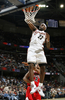 シカゴ・ブルズ戦でダンクを叩き込むクリーブランド・キャバリアーズのレブロン・ジェームス（%%LeBron James%%）。（2008年11月5日撮影）(c)AFP/Getty Images/Gregory Shamus