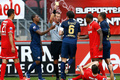 12-13オランダ・エールディビジ第34節、FCトウェンテ・エンスヘーデ（FC Twente Enschede）対PSVアイントホーフェン（PSV Eindhoven）。主審から試合2枚目のイエローカードを提示されるPSVアイントホーフェンのマルク・ファン・ボメル（Mark Van Bommel、中央右、2013年5月12日撮影）。(c)AFP