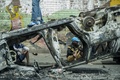 南アフリカ・ヨハネスブルクで、暴動で火を付けられた車の残骸（2015年4月17日撮影）。(c)AFP/MUJAHID SAFODIEN