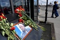 ロシア・サンクトペテルブルク沖にあるワシリエフスキー島のカフェ前に置かれた、死亡が確認されたワグネル創設者エフゲニー・プリゴジン氏の写真（2023年8月26日撮影）。(c)Olga MALTSEVA / AFP