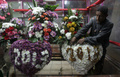 エジプト・カイロ（Cairo）で30日、人々が新年を迎える準備をする中、花屋でフラワーアレンジメントが用意された。

写真は2013の数字にデザインされたフラワーアレンジメントを準備する店主（2012年12月30日撮影）。(c)AFP/MAHMUD HAMS
