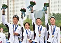 第17回アジア競技大会（17th Asian Games、Asiad）トライアスロン混合リレーの表彰式で歓声に応える（左から）細田雄一（Yuichi Hosoda）、上田藍（Ai Ueda）、田山寛豪（Hirokatsu Tayama）と佐藤優香（Yuka Sato、2014年9月26日撮影）。(c)AFP/JUNG YEON-JE