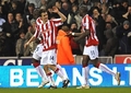 09-10イングランド・プレミアリーグ、ストーク・シティ（%%Stoke City%%）対アーセナル（%%Arsenal%%）。試合はアーセナルが3-1で勝利した。写真は前半8分に先制点を挙げてチームメイトのママディ・シディベ（%%Mamady Sidibe%%）と喜びを分かち合うストーク・シティのダニー・ピュー（%%Danny Pugh%%）。（2010年2月27日撮影）(c)AFP/Paul Ellis