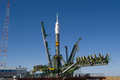 国際宇宙ステーション（International Space Station、ISS）の滞在クルー3人を乗せた、ロシアの宇宙船「ソユーズTMA-15（Soyuz TMA-15）」が27日午後4時34分（日本時間同日午後7時34分）、カザフスタンのバイコヌール（Baikonur）宇宙基地で打ち上げられる。この打ち上げで、ISSの滞在クルーはこれまでの倍の6人となる。ソユーズは29日にISSとドッキングする予定となっている。

　今回、ソユーズに搭乗するのは、ベルギー人のフランク・ディベナ（Frank De Winne）飛行士、カナダ人のロバート・サースク（Robert Thirsk）飛行士、ロシア人のロマン・ロマネンコ（Roman Romanenko）飛行士。3人は、若田光一（Koichi Wakata）飛行士、ロシア人のゲナディ・パダルカ（Gennady Padalka）飛行士、米国人のマイケル・バラット（Michael Barratt）飛行士とISSで合流する。

　写真は、欧州宇宙機関（European Space Agency、ESA）が公開した、バイコヌール宇宙基地の発射台に設置されたソユーズTMA-15（2009年5月25日撮影）。(c)AFP/ESA/STEPHANE CORVAJA