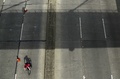 南米コロンビアのアンティオキア（Antioquia）県メデジン（Medellin）市で行われた「車のない日（Day Without Cars）」のキャンペーンで空っぽになった道路を自転車で移動する男性（2014年4月22日撮影）。(c)AFP/Raul ARBOLEDA