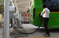 インド・ハイデラバード市で、BYDの電気バスに充電する作業員（2019年3月26日撮影）。(c)Xinhua News