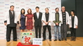 東京・六本木ヒルズで開催された映画『ブラインドネス （Blindness）』記者会見に出席した（左から）ゲストの芝田山親方、出演者の木村佳乃（Kimura Yoshino）とジュリアン・ムーア（Julianne Moore）、伊勢谷友介（Yusuke Iseya）、フェルナンド・メイレレス（Fernando Meirelles）監督、脚本のドン・マッケラー（Don McKellar）、製作のニヴ・フィッチマンと酒井園子（2008年10月20日撮影）。(c)MODE PRESS