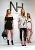都内で開かれた新ブランド「ニッキーヒルトン(NICKYHILTON)」記者発表会に出席したデザイナーのニッキー・ヒルトンと、「ニッキーヒルトン」の新作を着たモデルたち（2009年3月5日撮影）。(c)MODE PRESS