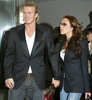成田国際空港（Narita Airport）に到着したサッカーのスター選手デビッド・ベッカム（David Beckham、左）と妻のヴィクトリア（Victoria Beckham、2003年6月18日撮影）。(c)AFP/Kazuhiro NOGI