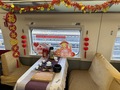 高速鉄道車内で実演される潮州功夫茶のために準備された茶器（2025年1月28日撮影）。(c)Xinhua News