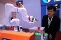 「第2回中国国際サプライチェーン促進博覧会」で産業用ロボットを見学する来場者（2024年11月26日撮影、資料写真）。(c)Peopleʼs Daily/張秀科