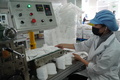 子供用マスクを生産する朝美日化の従業員（2020年3月20日撮影）。(c)Xinhua News