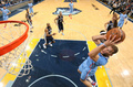 14-15NBA、メンフィス・グリズリーズ（Memphis Grizzlies）対ロサンゼルス・クリッパーズ（Los Angeles Clippers）。得点を狙うロサンゼルス・クリッパーズのブレイク・グリフィン（Blake Griffin、2014年11月23日撮影）。(c)AFP/Getty Images/NBAE/Joe Murphy