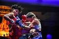 タイ・バンコクのムエタイの聖地、ルンピニー・スタジアムで行われた初の女性選手の試合（2021年11月13日撮影）。(c) Lillian SUWANRUMPHA / AFP