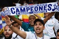 サッカー欧州チャンピオンズリーグ決勝、レアル・マドリード対リバプール。試合前のスタンドから声援を送るレアル・マドリードのファン（2018年5月26日撮影）。(c)AFP PHOTO / FRANCK FIFE