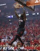 16-17NBAプレーオフ1回戦（7回戦制）、オクラホマシティ・サンダー対ヒューストン・ロケッツ。ダンクシュートを決めるヒューストン・ロケッツのパトリック・ビバリー（2017年4月16日撮影）。(c)AFP/Getty Images/Bob Levey