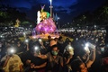 タイ・バンコクの民主記念塔周辺での反政府デモに参加した人々（2020年8月16日撮影）。(c)Lillian SUWANRUMPHA / AFP