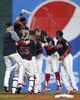 17MLB、クリーブランド・インディアンス対カンザスシティ・ロイヤルズ。サヨナラ勝ちを収めて歓喜するクリーブランド・インディアンスの選手（2017年9月14日撮影）。(c)AFP/Getty Images/Ron Schwane