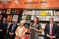 米ニューヨークのプラザホテル（Plaza Hotel）内にある高級書籍出版社「アスリーヌ（Assouline）」のショップで開催された書籍「フレンチ・スタイル（French Style）」のサイン会の様子（2013年7月9日撮影）。(c)AFP/Getty Images/Dimitrios Kambouris