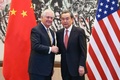 中国・北京の釣魚台国賓館で行われた共同記者会見を終えて握手する米国のレックス・ティラーソン国務長官（左）と中国の王毅外相（右、2017年3月18日撮影）。(c)AFP/Mark Schiefelbein