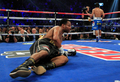 ボクシング、WBO世界ウェルター級タイトルマッチ12回戦。第3ラウンドにマニー・パッキャオ（Manny Pacquiao、右）からダウンを奪われマットに崩れるシェーン・モズリー（Shane Mosley、2011年5月7日撮影）。(c)AFP/Getty Images/Chris Trotman