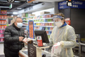 中国中部・武漢のスーパーマーケットで、防護服とマスクを着用して接客する店員（2020年2月10日撮影）。(c)AFP