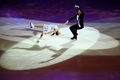 ロシア・モスクワで行われたショーで、演技に臨むアナスタシヤ・ミーシナ/アレクサンドル・ガリアモフ組（2023年2月14日撮影）。(c)Kirill KUDRYAVTSEV / AFP