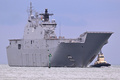 オーストラリア海軍の強襲揚陸艦「HMASアデレード」（2024年3月19日撮影）。(c)William WEST / AFP
