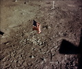 アポロ11号（Apollo XI）の月着陸船から撮影した、月面上に掲げられた米国旗と、ニール・アームストロング（Neil Armstrong）船長とエドウィン・オルドリン（Edwin Aldrin）宇宙飛行士が残した足跡（1969年7月21日撮影）。(c)AFP