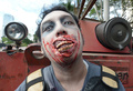 インドネシアの首都ジャカルタ（Jakarta）で27日、インドネシア・ゾンビ・クラブ（Indonesian Zombie Club、IZOC）のメンバー数百人がゾンビ姿で市内を行進した。ジャカルタは今月中旬に洪水に見舞われたことから、ゾンビ行進は洪水後の市内清掃の呼び掛けと被災者への募金を目的に企画された（2013年1月27日撮影）。(c)AFP/ADEK BERRY