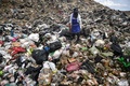タイ・チェンマイのごみ廃棄場で、再生可能プラスチックを集める人（2020年6月5日撮影）。(c)Lillian SUWANRUMPHA / AFP