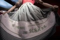 オーストリア・バートイシュルで開催中のダーンドルの展覧会で（2021年6月24日撮影）。(c)ALEX HALADA / AFP