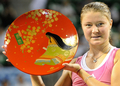 優勝トロフィーを掲げるディナラ・サフィナ。（2008年9月21日撮影）(c)AFP/Toru YAMANAKA