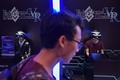 VR（仮想現実）ゴーグルを体験する来場者（2019年4月19日撮影）。(c)CNS/崔楠