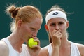 テニス、ウィンブルドン選手権、女子ダブルス2回戦。試合に臨むグリート・ミネン（右）とアリソン・バンアーツバンク（2019年7月5日撮影）。(c)Adrian DENNIS / AFP