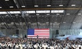 東京の米軍横田基地で米軍人らを前に演説するドナルド・トランプ米大統領（2017年11月5日撮影）。(c)AFP/Toshifumi KITAMURA