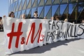 スウェーデンの衣料品大手H&amp;Mの年次株主総会の会場前で、抗議デモを行う同国の環境活動家グレタ・トゥンベリさん（左から2人目）と「フライデーズ・フォー・フューチャー」の活動家ら。首都ストックホルムで（2024年5月3日撮影）。(c)Christine Olsson/TT / TT NEWS AGENCY / AFP