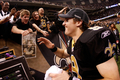 09NFLプレーオフ、ナショナル・カンファレンス（NFC）決勝、ニューオーリンズ・セインツ（%%New Orleans Saints%%）対ミネソタ・バイキングス（%%Minnesota Vikings%%）。試合はセインツが31-28で勝利し、チーム創設以来初のスーパーボウル進出を決めた。写真はファンの声援に応えながらフィールドを後にするセインツのドリュー・ブリーズ（%%Drew Brees%%）。（2010年1月24日撮影）(c)AFP/Getty Images/Chris Graythen