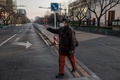 中国・北京で、マスクを着けて道を歩く人（2020年2月3日撮影）。(c)NICOLAS ASFOURI / AFP