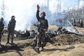 インド北部ジャム・カシミール州バッジャンに墜落したインド空軍機の残骸近くに集まるインド兵ら（2019年2月27日撮影）。(c)Tauseef MUSTAFA / AFP