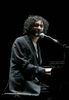 2007年11月22日、ウルグアイの首都モンテビデオ（Montevideo）にあるソリス劇場（Solis Theatre）でコンサートを開催し、パフォーマンスを披露するアルゼンチン人ミュージシャンのフィト・パエス（%%Fito Paez%%）。(c)AFP/Pablo PORCIUNCULA