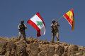 レバノン東部ラスバールベックで、スペインで相次いだ襲撃事件を受けてレバノン国旗とともにスペイン国旗を掲げてスペインへの連帯を示す兵士（2017年8月19日撮影、資料写真）。(c)AFP/LEBANESE ARMY