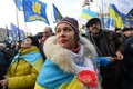 ウクライナのキエフで、抗議デモに参加した人（2019年12月8日撮影）。(c)Sergei SUPINSKY / AFP