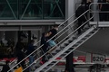 フィリピン・マニラの空港で、飛行機に搭乗する強盗事件の容疑者ら（2023年2月7日撮影）。(c)JAM STA ROSA / AFP