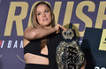 総合格闘技大会「UFC」メルボルン大会、女子バンタム級タイトルマッチを控え、ベルトを肩にかけるロンダ・ラウジー（2015年11月13日撮影）。(c)AFP/Paul CROCK