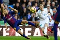 17-18スペイン1部リーグ第17節、レアル・マドリード対FCバルセロナ。FCバルセロナのジョルディ・アルバ（左）とボールを競るレアル・マドリードのギャレス・ベイル（中央、2017年12月23日撮影）。(c)AFP/JAVIER SORIANO