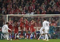 サッカー欧州チャンピオンズリーグ2013-14（UEFA Champions League 2013-14）準決勝第2戦、バイエルン・ミュンヘン（Bayern Munich）対レアル・マドリード（Real Madrid）。後半45分にチーム4点目を決めるレアル・マドリードのクリスティアーノ・ロナウド（Cristiano Ronaldo、左、2014年4月29日撮影）。(c)AFP/ODD ANDERSEN
