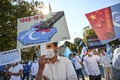 トルコ・イスタンブールのバヤズィト広場で、中国のウイグル人弾圧に抗議するデモの参加者（2020年10月1日撮影）。(c)Ozan KOSE / AFP