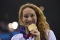 2012年ロンドン五輪400メートル自由形で金メダルを獲得したフランスのカミーユ・ムファ選手（2012年7月29日撮影）。(c)AFP/FABRICE COFFRINI